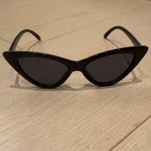 Chic Black Cat-Eye Sunglasses